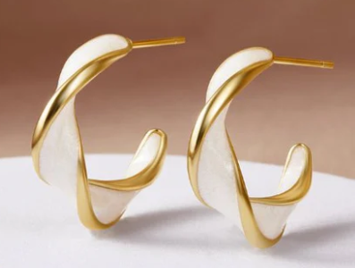 Twist hoop earrings made of mother of pearl