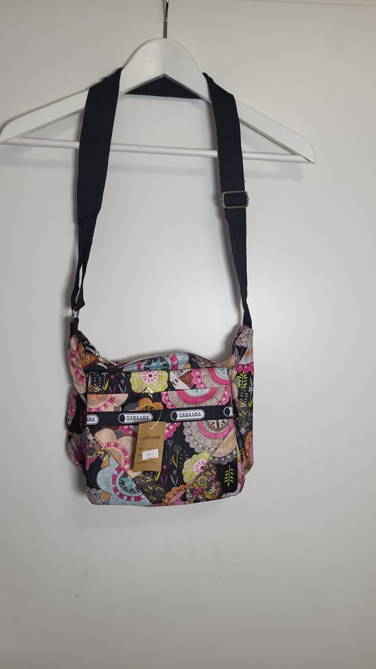 kleine Tasche mit Blumenmuster